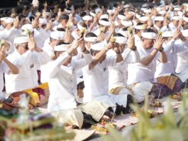 Tumpek Wayang 2026, Koster Ingatkan Pentingnya Sad Kerthi Gubernur Bali Wayan Koster bersama kepala daerah melaksanakan persembahyangan Tumpek Wayang 2026 di Pura Dang Khayangan Er Jeruk, Gianyar.