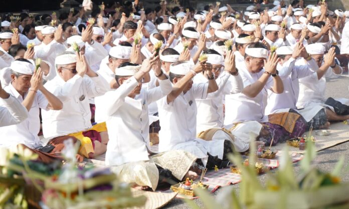 Gubernur Bali Wayan Koster bersama kepala daerah melaksanakan persembahyangan Tumpek Wayang 2026 di Pura Dang Khayangan Er Jeruk, Gianyar.