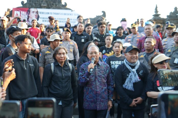 Wayan Koster menerima aspirasi buruh terkait usulan kenaikan UMP Bali 2027 menjadi Rp5,2 juta.