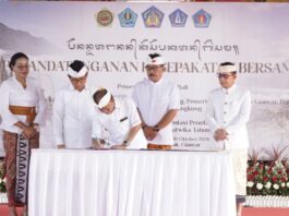 Bali Tetapkan 6 Kawasan Rendah Emisi Kerthi Bhumi Satwika 2026–2030 Gubernur Bali Wayan Koster dalam penandatanganan kesepakatan enam Kawasan Rendah Emisi Kerthi Bhumi Satwika di Bali.