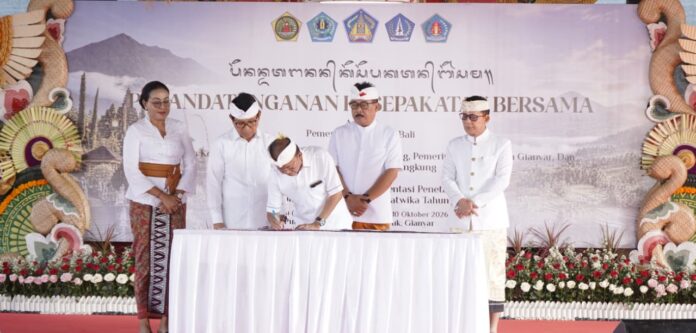 Gubernur Bali Wayan Koster dalam penandatanganan kesepakatan enam Kawasan Rendah Emisi Kerthi Bhumi Satwika di Bali.
